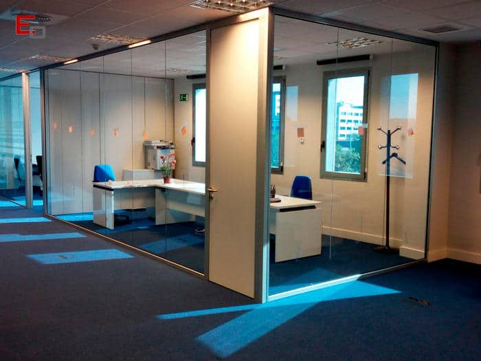 Mamparas de Oficina: Clave para Mejorar la Concentración y la Productividad Empresarial