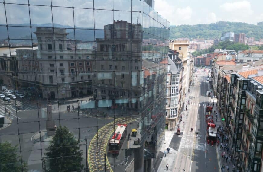 Enfoque Global de Book & Partners para Potenciar Proyectos Empresariales y Regionales