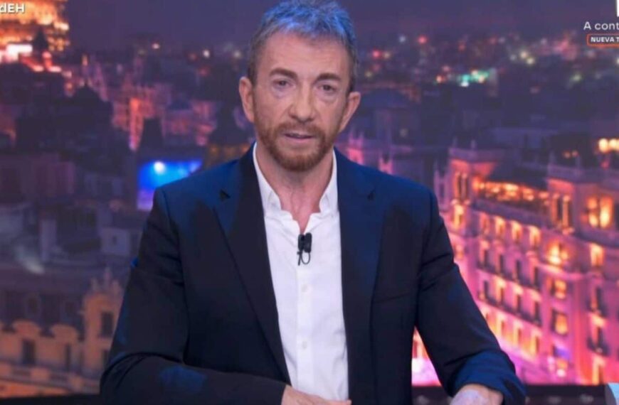 Pablo Motos se mantiene en silencio sobre la dimisión de Mazón, mientras Juan del Val lo califica de ‘soberbio’