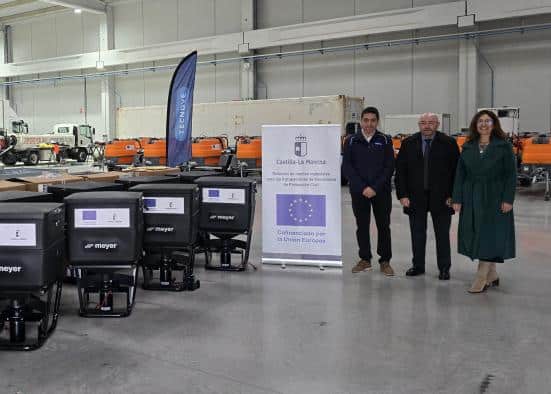 El Gobierno de Castilla-La Mancha entrega esparcidores de sal a las agrupaciones de Protección Civil que recibieron apoyo en la última convocatoria.