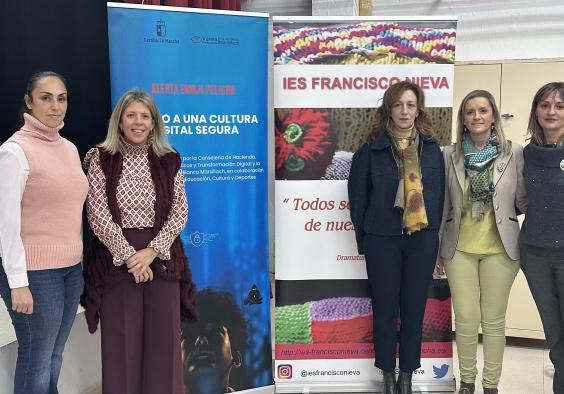 El gobierno regional conciencia sobre riesgos digitales en el IES ‘Francisco Nieva’ de Valdepeñas