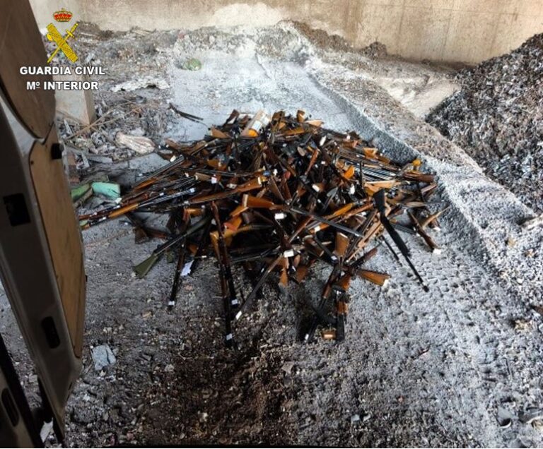 La Guardia Civil procede a la destrucción de un total de 800 armas entre fuego y armas blancas