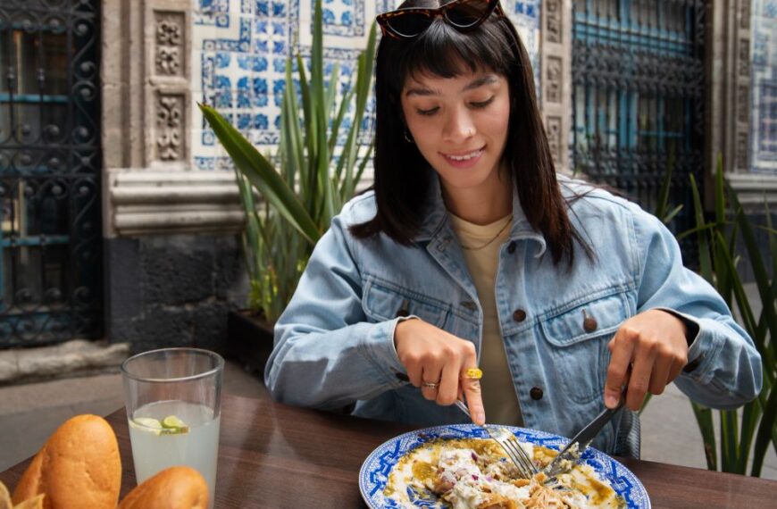 Las Mesas de Solos: Una Nueva Tendencia en España para Comer en Soledad