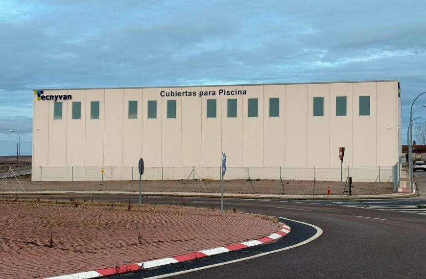 Tecnyvan Inaugura Producción en su Moderna Planta de Cubiertas para Piscinas en Salamanca