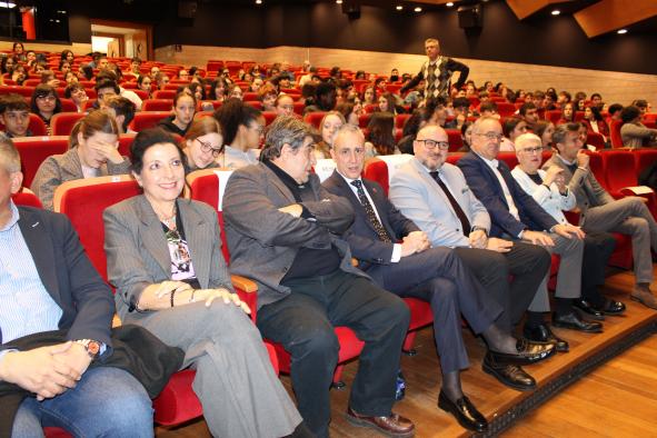 Encuentro de la gerencia de Puertollano para prevenir el bullying y promover la salud mental en más de 700 jóvenes y educadores.