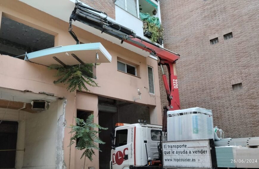 Top Courier Optimiza Servicios de Camión Grúa para Operaciones Logísticas Especializadas en Madrid