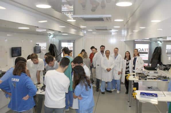 Un camión-taller de vanguardia para practicar en fijaciones de traumatología y ortopedia