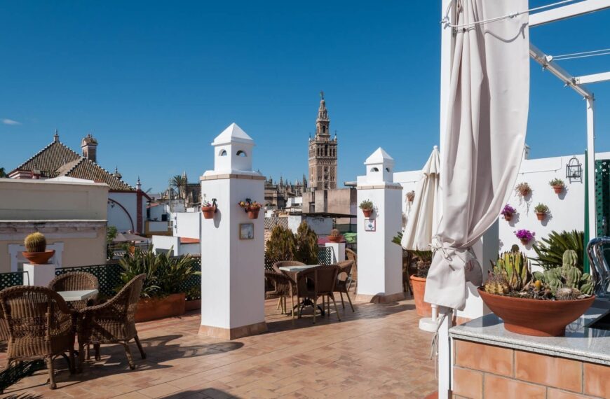 Hotel Murillo: Un Oasis Primaveral en el Corazón Histórico de Sevilla
