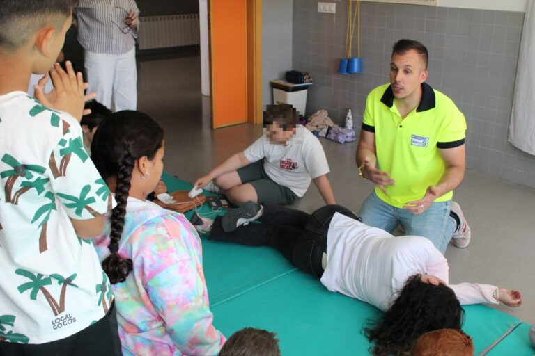 Profesionales sanitarios enseñan técnicas de reanimación cardiopulmonar a escolares de la provincia de Ciudad Real