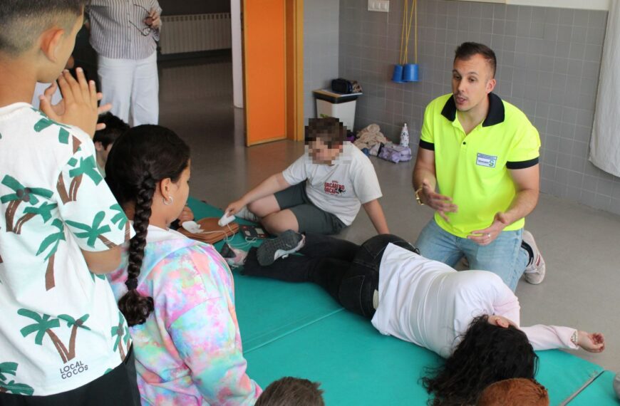 Profesionales sanitarios enseñan técnicas de reanimación cardiopulmonar a escolares de la provincia de Ciudad Real