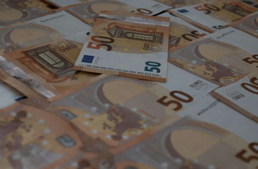 Cómo Identificar Billetes Falsos de 50 Euros: Consejos para Protegerte
