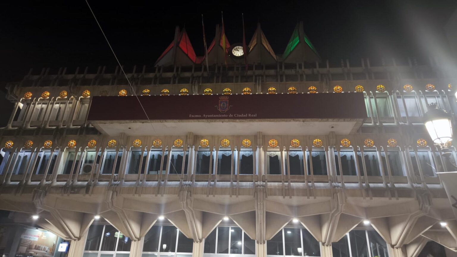 Las cúpulas municipales de Ciudad Real se iluminan con colores LGTBI