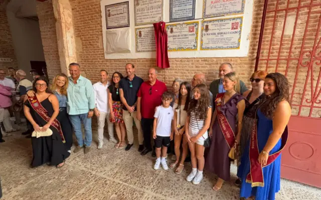 Autoridades y representantes de la ganadería Víctor y Marín ante el azulejo conmemorativo descubierto en Ciudad Real
