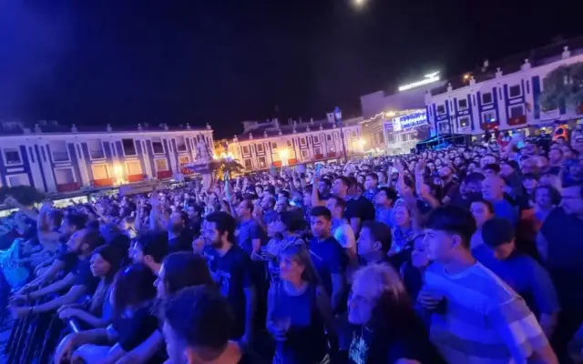 Miembros de una peña de Valdepeñas participando en las fiestas patronales