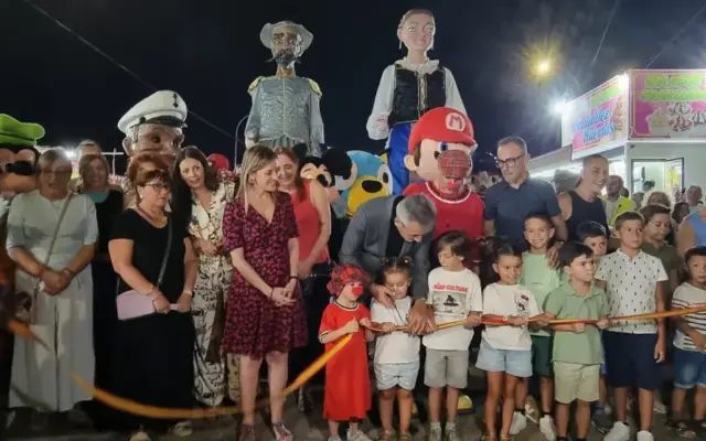 El alcalde de Valdepeñas, Jesús Martín, corta la cinta de apertura de la Feria de Agosto junto a los gigantes y cabezudos