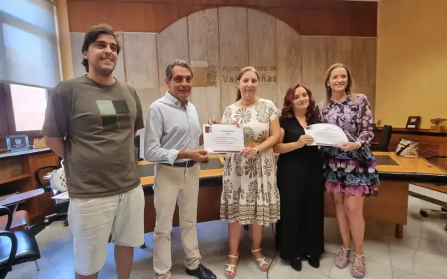 Representantes del Ayuntamiento de Valdepeñas, las bodegas participantes y las asociaciones Neurodiversos y A-Down durante la entrega de la recaudación del ciclo Las 14 Notas del Vino