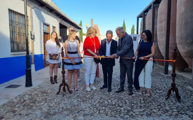 El alcalde Jesús Martín inaugura el Túnel del Vino en las Bodegas A7 de Valdepeñas