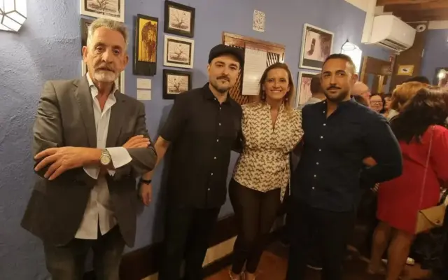Obras pintadas con vino tinto de Chema del Fresno en la exposición La voz del vino