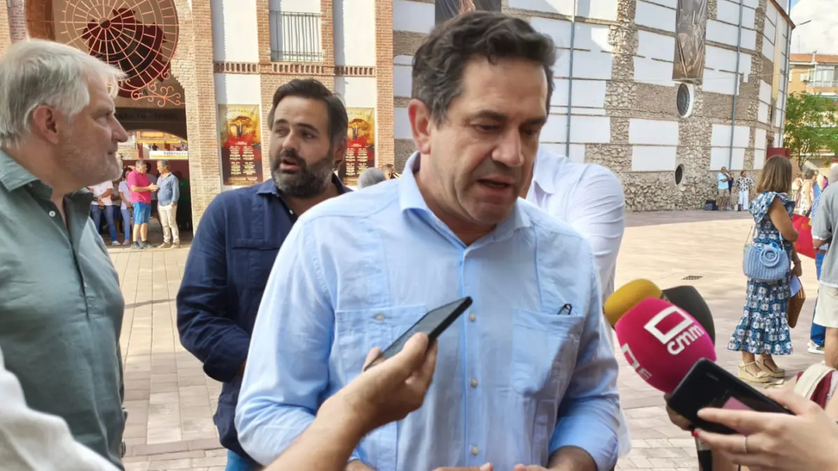 Autoridades y aficionados en la plaza de toros de Ciudad Real durante la corrida de la Feria de la Virgen del Prado en la que se despidió Víctor Puerto