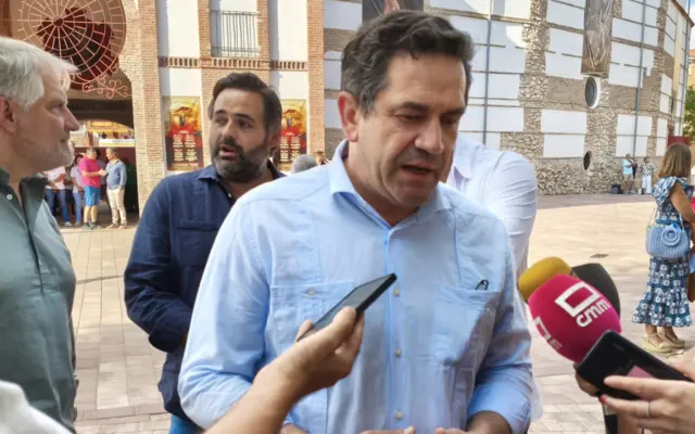 Autoridades y aficionados en la plaza de toros de Ciudad Real durante la corrida de la Feria de la Virgen del Prado en la que se despidió Víctor Puerto