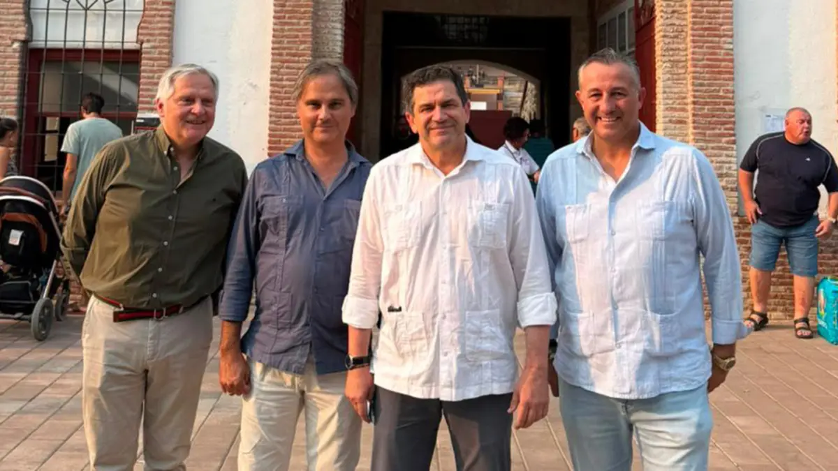 El presidente de la Diputación de Ciudad Real, Miguel Ángel Valverde, junto al alcalde Francisco Cañizares y el vicepresidente Adrián Fernández en la plaza de toros de Ciudad Real durante la final del certamen de novilleros sin picadores
