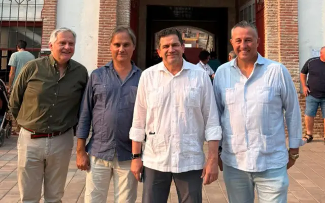El presidente de la Diputación de Ciudad Real, Miguel Ángel Valverde, junto al alcalde Francisco Cañizares y el vicepresidente Adrián Fernández en la plaza de toros de Ciudad Real durante la final del certamen de novilleros sin picadores