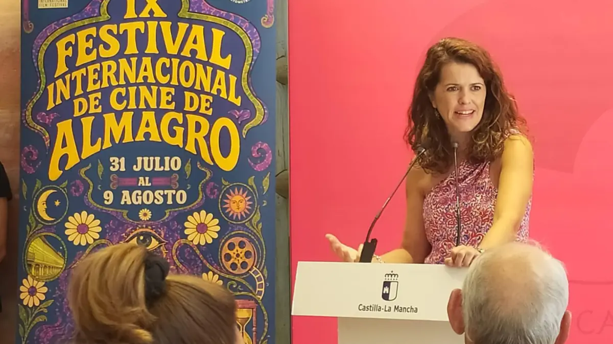 La vicepresidenta primera de la Diputacion de Ciudad Real, Maria Jesus Pelayo, junto al director del Festival Internacional de Cine de Almagro, Marco Montana, en la presentacion de la novena edicion en la Oficina de Turismo de Castilla-La Mancha en Madrid