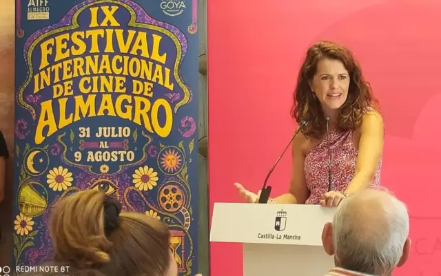 La vicepresidenta primera de la Diputacion de Ciudad Real, Maria Jesus Pelayo, junto al director del Festival Internacional de Cine de Almagro, Marco Montana, en la presentacion de la novena edicion en la Oficina de Turismo de Castilla-La Mancha en Madrid