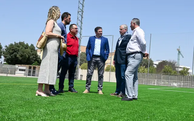 Autoridades sobre el nuevo césped artificial de la Ciudad Deportiva Sur de Ciudad Real