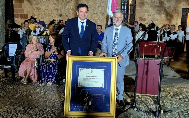 El presidente de la Diputacion de Ciudad Real, Miguel Angel Valverde, recibe la Medalla de la Villa de manos del alcalde de Fuenllana, Salvador Carlos Duenas, durante las Bodas de Camacho