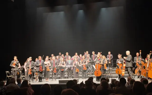 La diputada provincial María Antonia Álvaro junto a músicos de la Orquesta Filarmónica de La Mancha tras el concierto en la Antigua Universidad Renacentista de Almagro