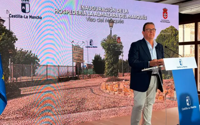 Autoridades en el acto inaugural de la Hospedería La Almazara del Marqués, en Viso del Marqués (Ciudad Real)