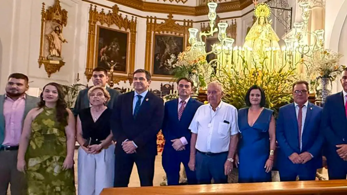 El presidente de la Diputacion de Ciudad Real, Miguel Angel Valverde, junto al alcalde de Moral de Calatrava y la portavoz provincial en la iglesia de San Andres Apostol durante la inauguracion de las fiestas patronales