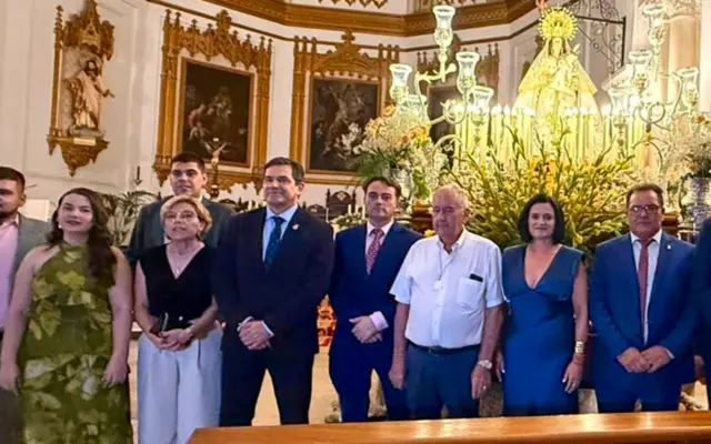El presidente de la Diputacion de Ciudad Real, Miguel Angel Valverde, junto al alcalde de Moral de Calatrava y la portavoz provincial en la iglesia de San Andres Apostol durante la inauguracion de las fiestas patronales