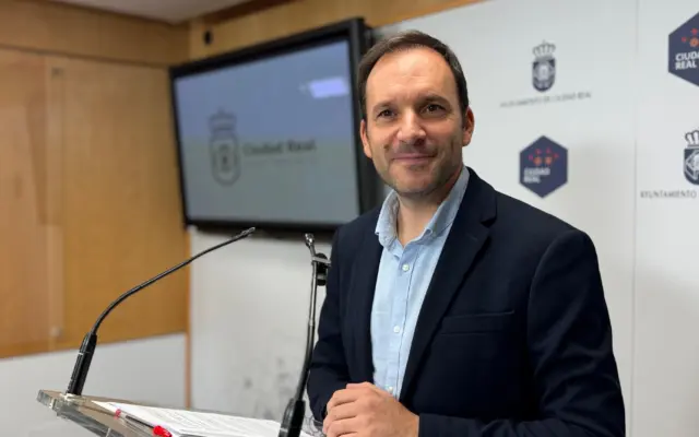 El portavoz municipal Guillermo Arroyo durante la rueda de prensa posterior a la Junta de Gobierno Local
