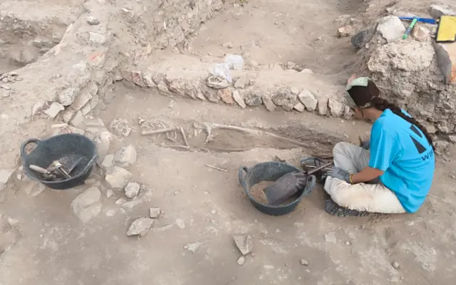El alcalde de Ciudad Real, Francisco Cañizares, visita las excavaciones arqueológicas del Parque Arqueológico de Alarcos