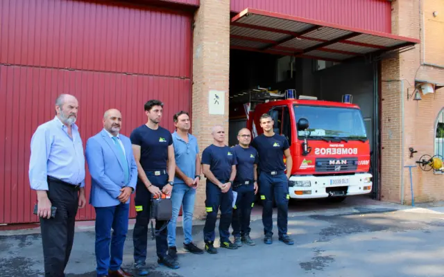 Entrega de un desfibrilador DESA al parque de bomberos de Almadén