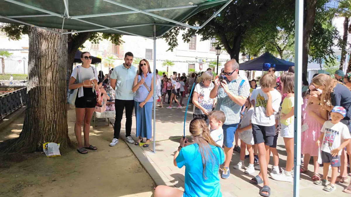 Niños jugando en la kermesse organizada por ACAI en los jardines del Prado