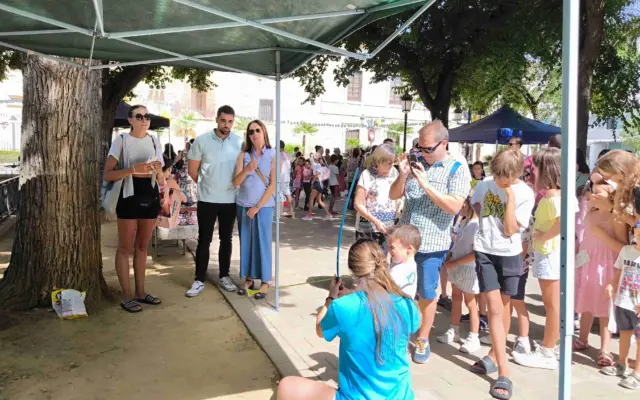 Niños jugando en la kermesse organizada por ACAI en los jardines del Prado