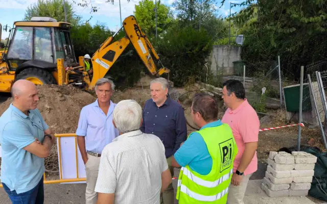 Obras de instalación del depósito de recogida de agua de lluvia en el campo de fútbol El Ejido, en la pedanía de Las Casas (Ciudad Real)