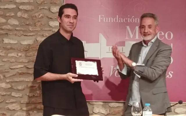 El actor Manuel Moya recibe la distinción de Valdepeñero Ausente en el Museo del Vino