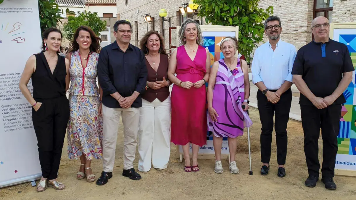 Autoridades y participantes en la última cata solidaria del ciclo Saborea el Siglo de Oro, celebrada en el Palacio de los Condes de Valdeparaíso de Almagro