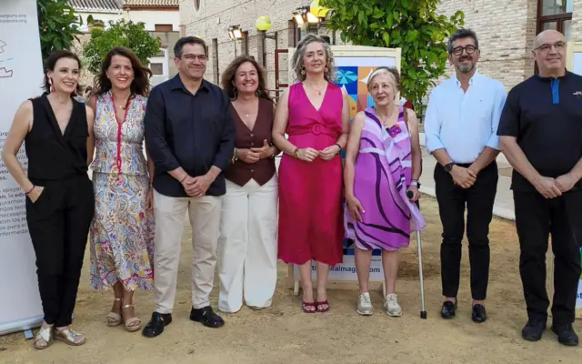 Autoridades y participantes en la última cata solidaria del ciclo Saborea el Siglo de Oro, celebrada en el Palacio de los Condes de Valdeparaíso de Almagro