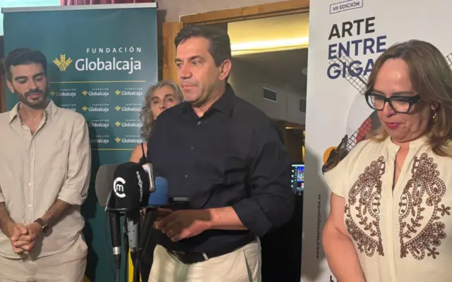 El presidente de la Diputación de Ciudad Real, Miguel Ángel Valverde, en el concierto inaugural de la séptima edición de Arte Entre Gigantes en Campo de Criptana