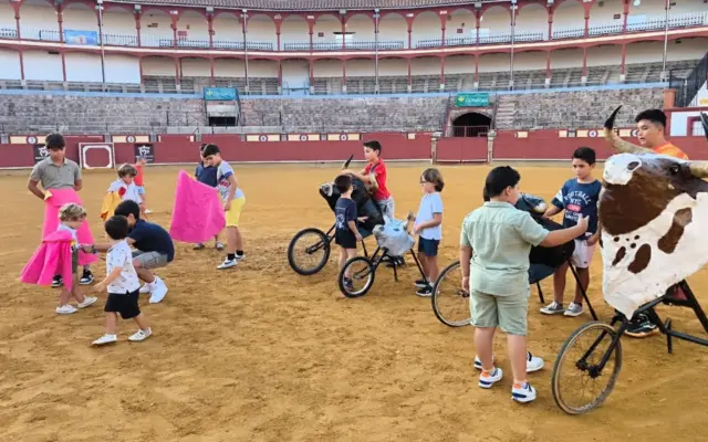 Niños participando en el Taller de Tauromaquia en la plaza de toros de Ciudad Real