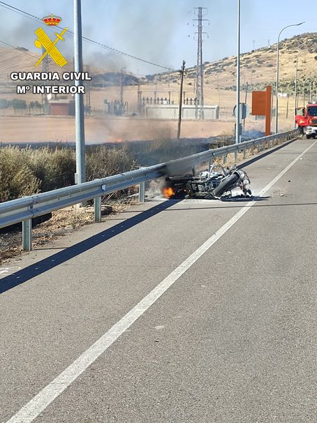 La rápida intervención de dos guardias civiles salva la vida de un motorista envuelto en llamas en Almuradiel