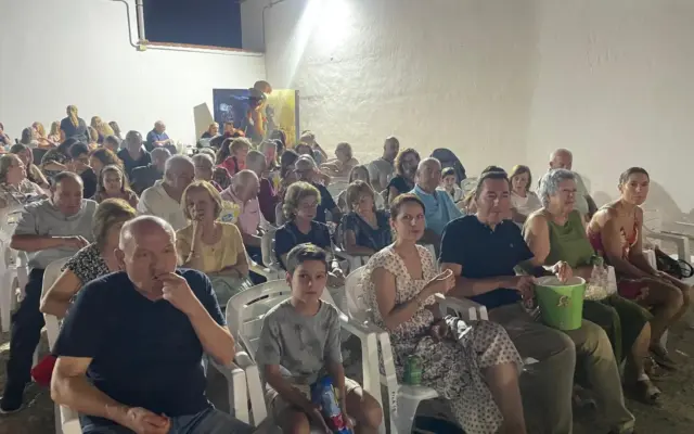 Público asistiendo a una proyección de cine de verano al aire libre en Multicines Ortega