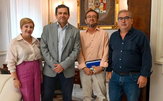 El presidente de la Diputación de Ciudad Real, Miguel Ángel Valverde, recibe al alcalde de Brazatortas, Pablo Toledano, en el Palacio Provincial
