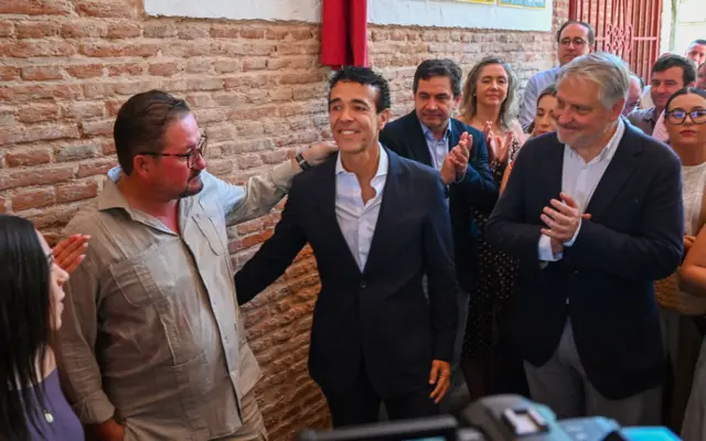 Autoridades y el torero Víctor Puerto ante la placa descubierta en su homenaje en la plaza de toros de Ciudad Real