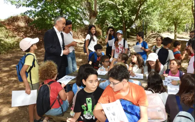 El alcalde de Puertollano junto a niños y niñas de la Escuela de Verano en el parque de las Pocitas